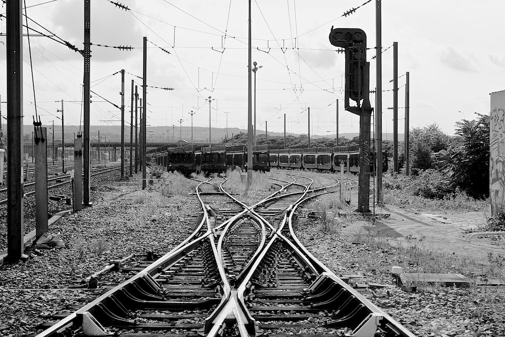 196074