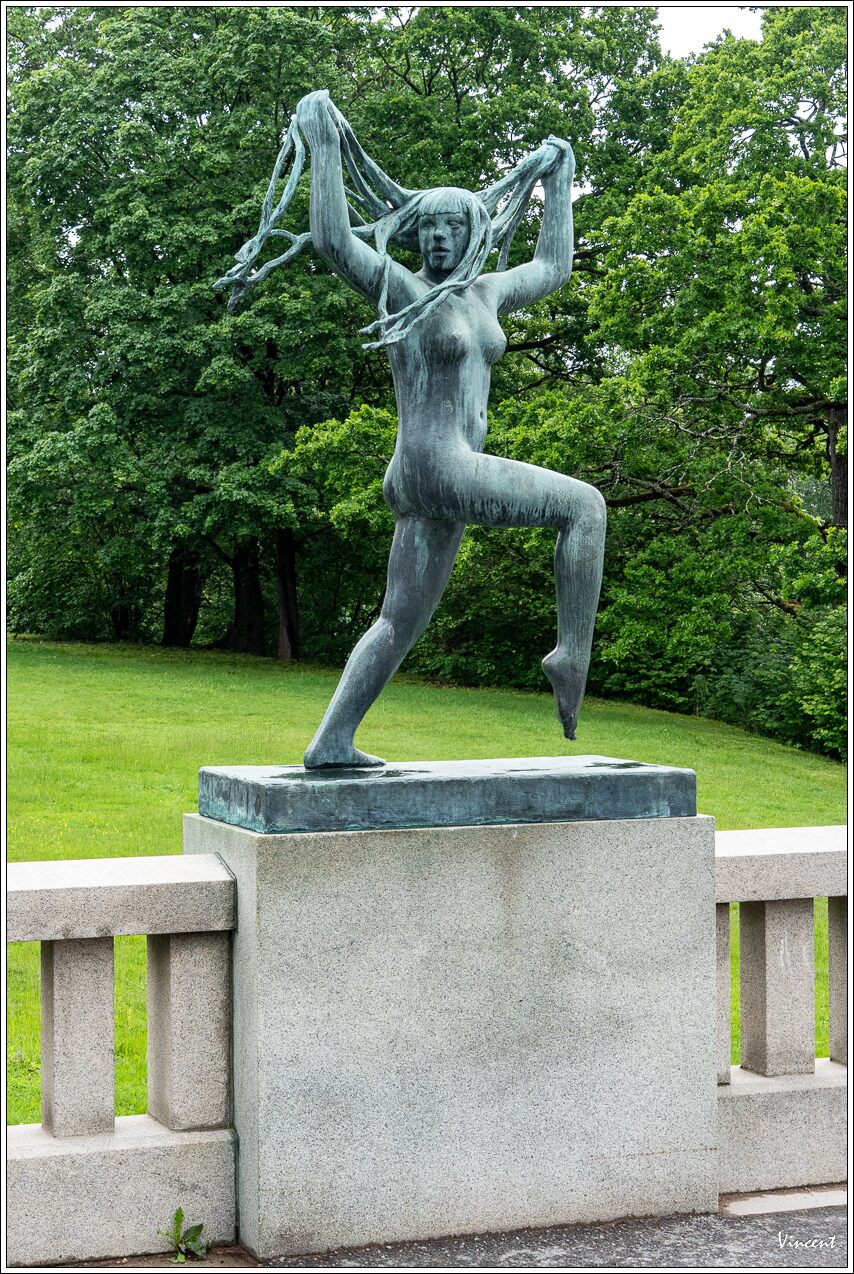 392870